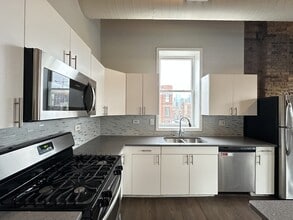 1202 W Grand Ave in Chicago, IL - Foto de edificio - Building Photo