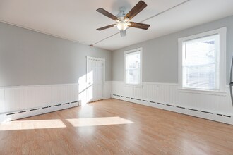 327 High St in Bristol, RI - Foto de edificio - Building Photo