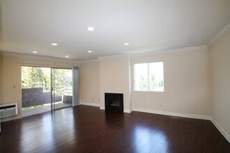 15040 Moorpark St in Sherman Oaks, CA - Foto de edificio - Building Photo