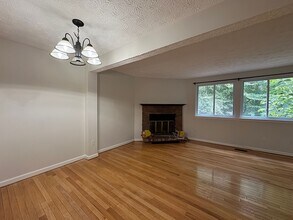8756 Susquehanna St in Lorton, VA - Foto de edificio - Building Photo