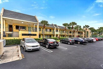 1430 Meadows Cir W, Unit 1430 in Boynton Beach, FL - Foto de edificio - Building Photo
