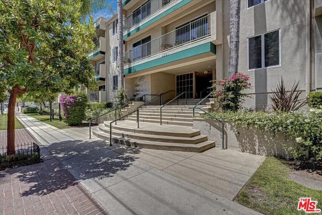 4501 Cedros Ave in Los Angeles, CA - Building Photo