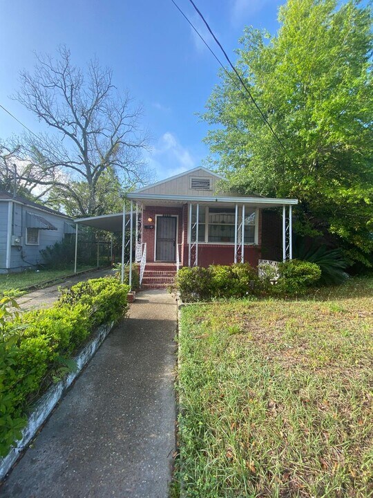 1074 W 13th St in Jacksonville, FL - Building Photo