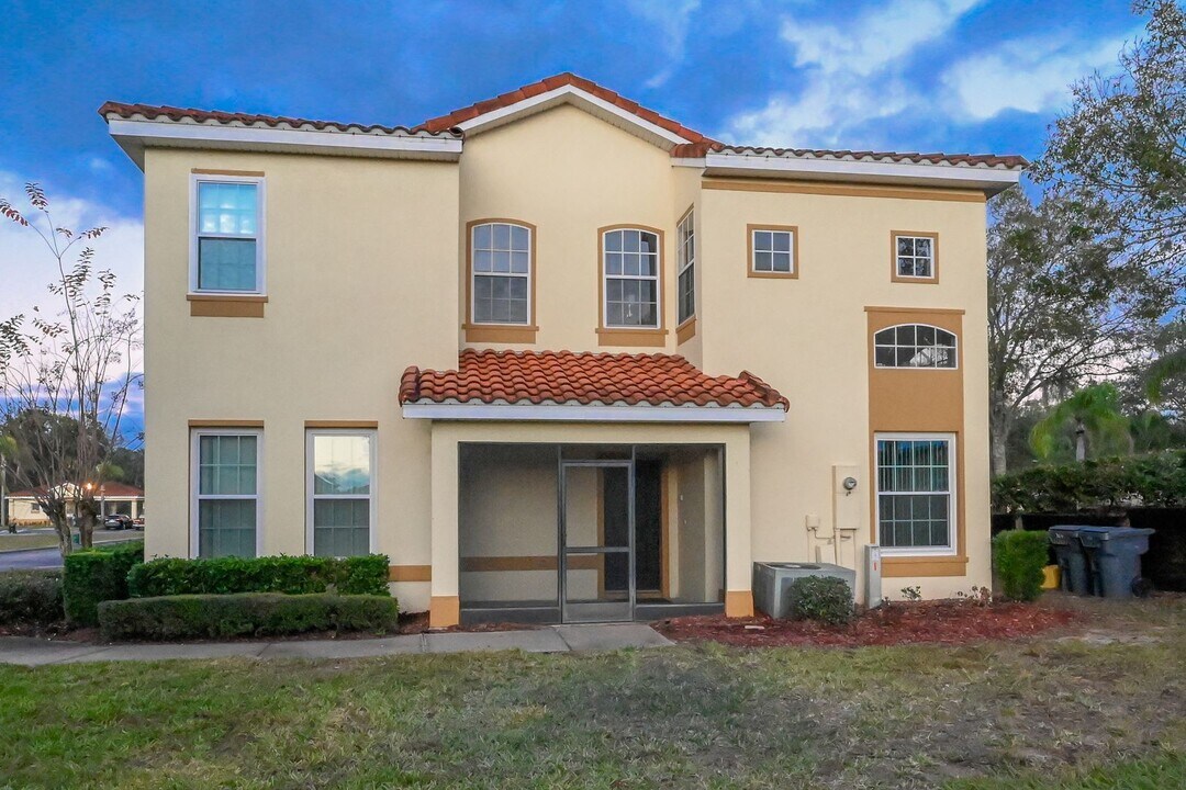 704 Monroe Cir in Davenport, FL - Building Photo