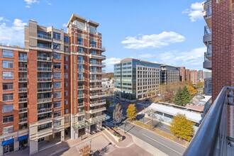 3650 S Glebe Rd, Unit 742 in Arlington, VA - Foto de edificio - Building Photo