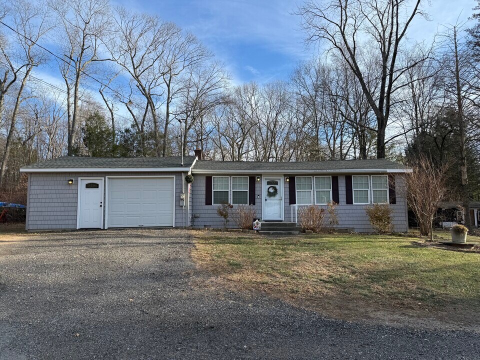 244 E High St in East Hampton, CT - Building Photo