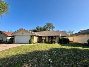 409 W Springdale Ln in Grand Prairie, TX - Foto de edificio - Building Photo
