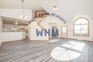 18910 Hi View Dr in Brookfield, WI - Building Photo