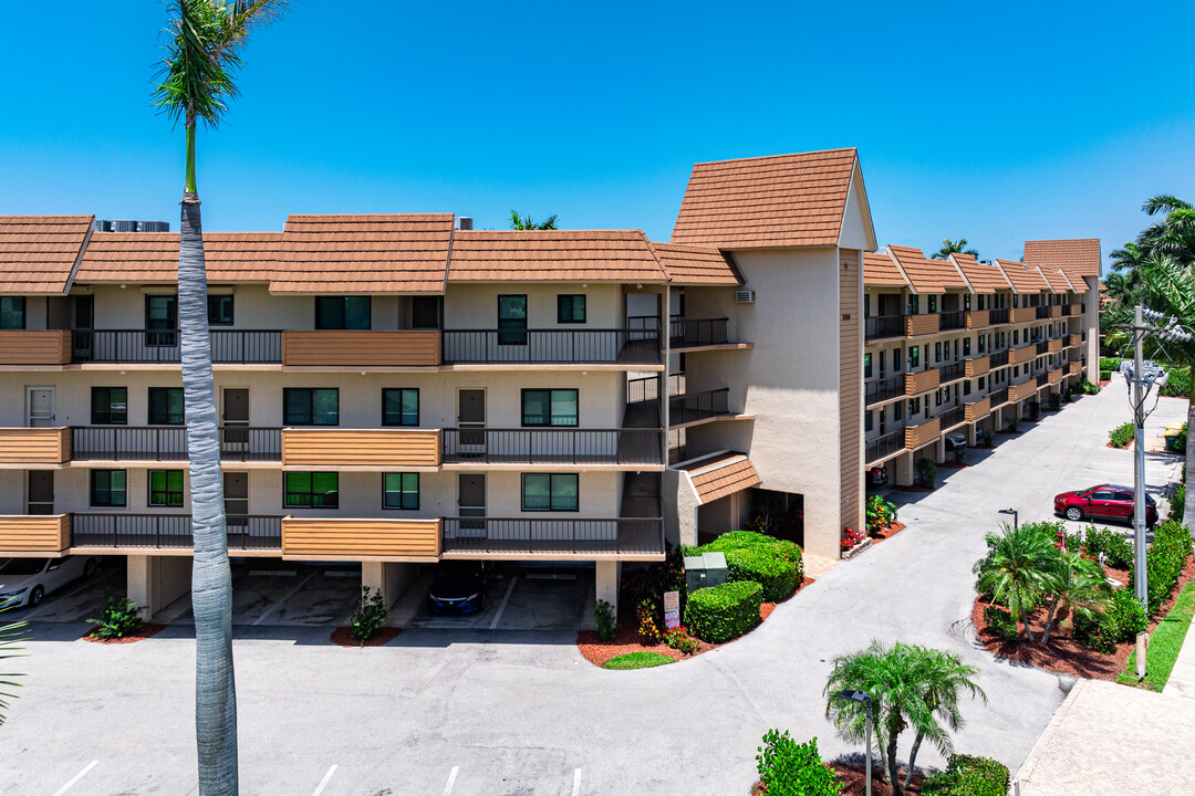 Smokehouse Harbour Condominium in Marco Island, FL - Foto de edificio