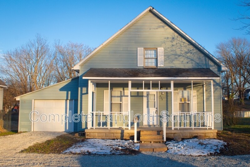 215 N 6th St in Clinton, IN - Building Photo