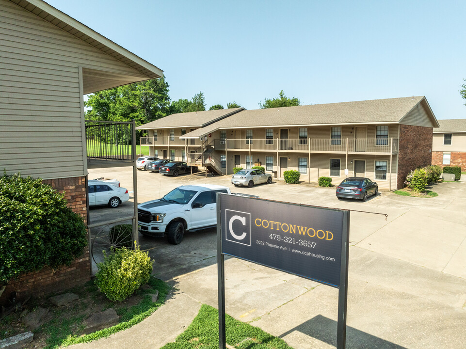 Cottonwood Apartments in Fort Smith, AR - Building Photo