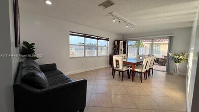 1590 Seagrape Way in Hollywood, FL - Building Photo - Building Photo