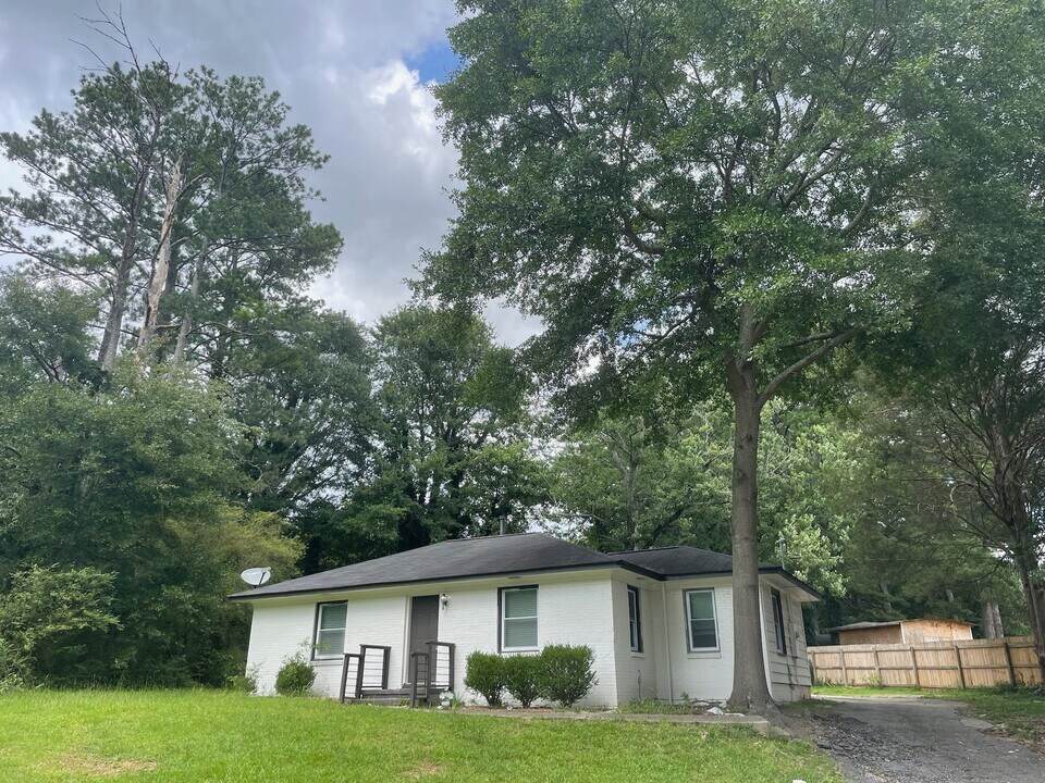 2371 Old Spring Rd in Smyrna, GA - Building Photo