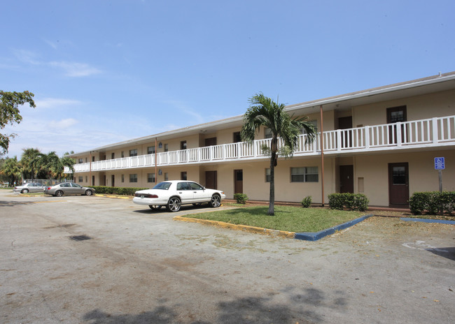 L.A. Lee Terrace Apartments in Fort Lauderdale, FL - Building Photo - Building Photo