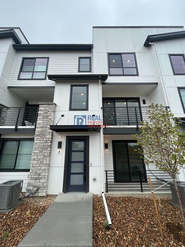 2074 S Holly St in Denver, CO - Building Photo - Building Photo