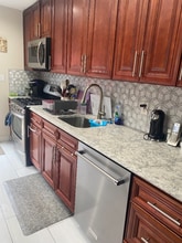 81-52-81242 242nd St in Queens, NY - Foto de edificio - Building Photo