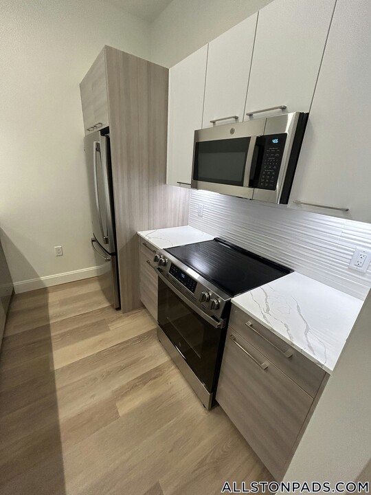 1079 Commonwealth Ave in Boston, MA - Building Photo