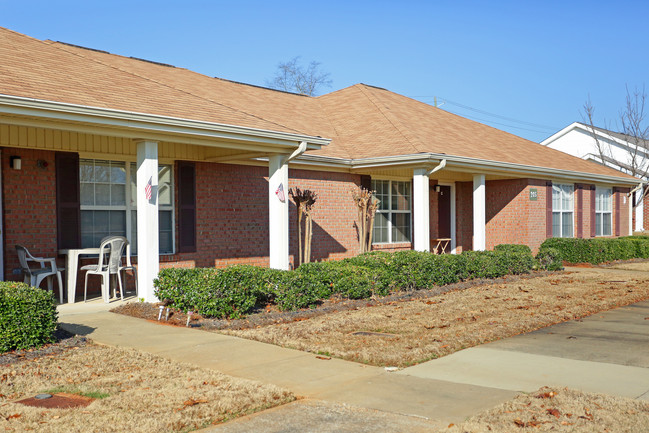 Court Manor Apartments in Prattville, AL - Building Photo - Building Photo