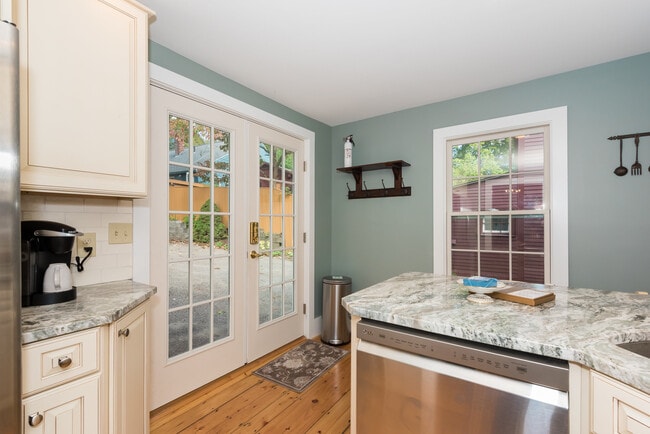 69 Dennett St in Portsmouth, NH - Building Photo - Building Photo