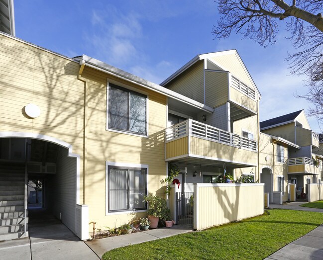 Paula Apartments in San Jose, CA - Foto de edificio - Building Photo