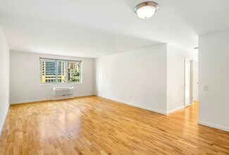 2 S End Ave, Unit 9D in New York, NY - Foto de edificio - Building Photo