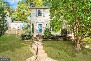 9008 Piney Grove Dr in Fairfax, VA - Building Photo