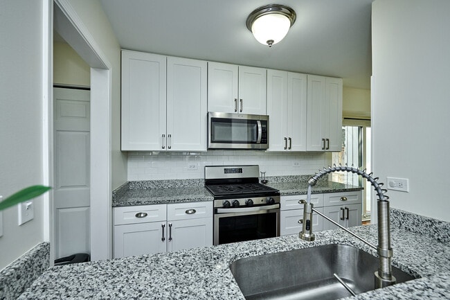 1066 Florimond Dr in Elgin, IL - Building Photo - Building Photo