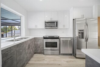2001 NW 33rd St in Oakland Park, FL - Building Photo - Building Photo