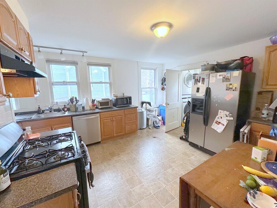 76 Hooker Ave, Unit 2 in Somerville, MA - Building Photo