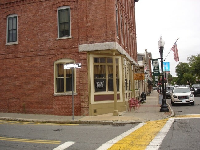 25 Main St in Ayer, MA - Foto de edificio - Building Photo