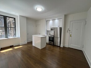 140 E 46th St, Unit 4K in New York, NY - Building Photo - Building Photo