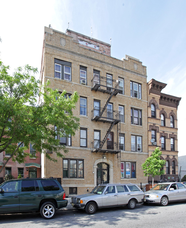 243 Hart St in Brooklyn, NY - Foto de edificio - Building Photo