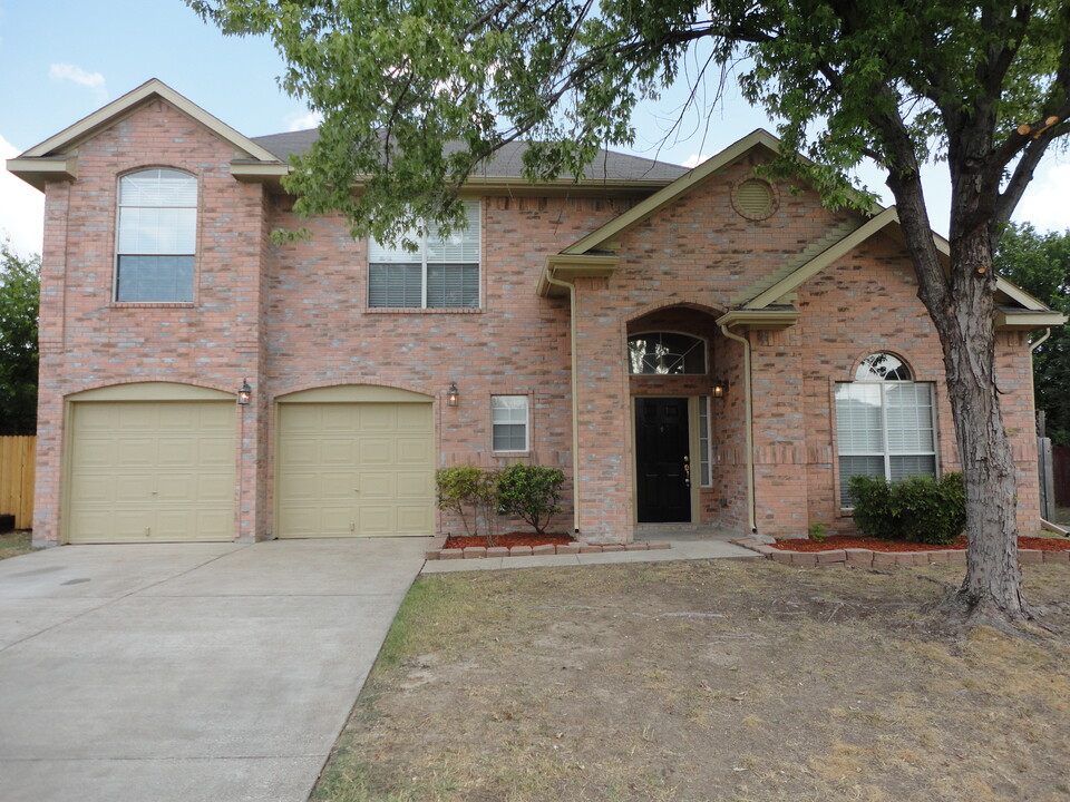 201 Armstrong Dr in Cedar Hill, TX - Foto de edificio