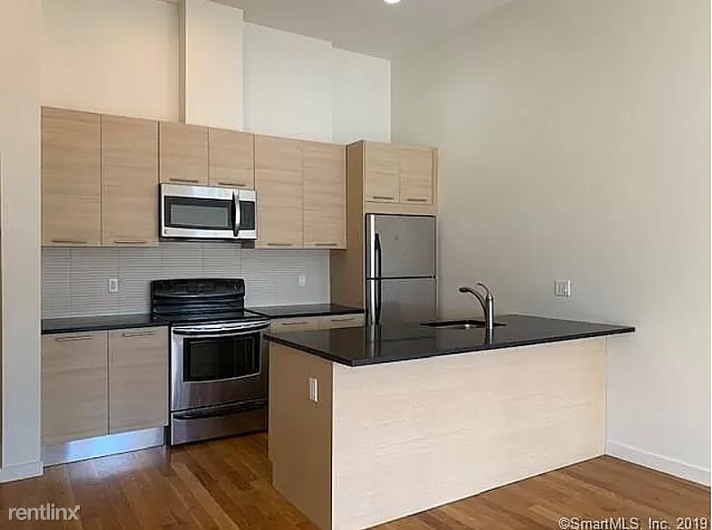 2 S Main St in Norwalk, CT - Building Photo