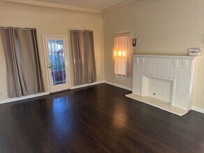 2203 S Harcourt Ave, Unit 2205 in Los Angeles, CA - Foto de edificio - Building Photo