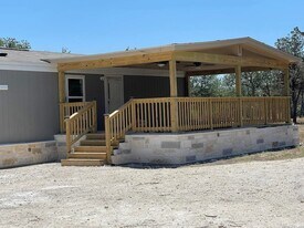 960 Forest View Dr in Blanco, TX - Building Photo