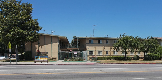 Martinique Apartments in Arleta, CA - Foto de edificio - Building Photo