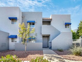 220 N 22nd Pl, Unit Unit 2017 in Mesa, AZ - Building Photo