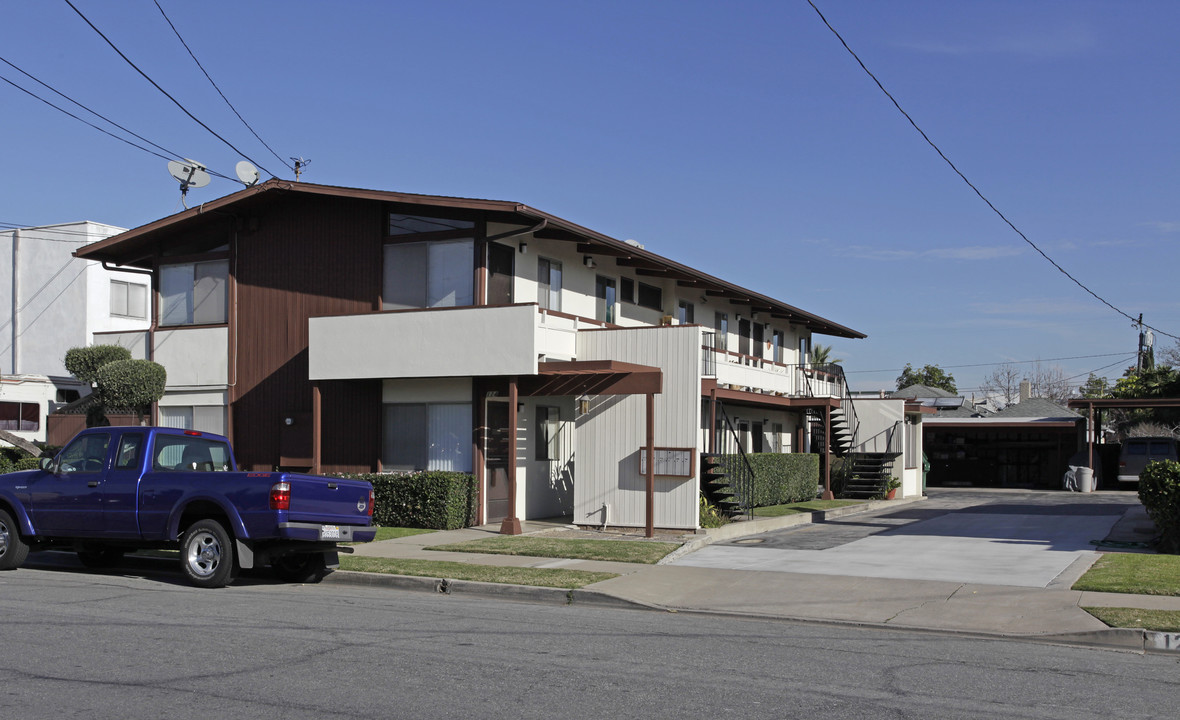 124 Virginia Pl in Costa Mesa, CA - Foto de edificio