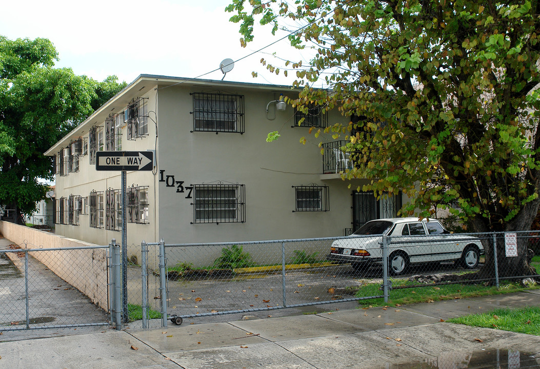 1037 NW 1st St in Miami, FL - Building Photo