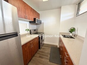 1121 Ala Napunani St in Honolulu, HI - Building Photo - Building Photo