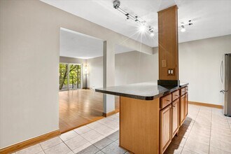 5200 Carriage Way Dr in Rolling Meadows, IL - Building Photo - Building Photo