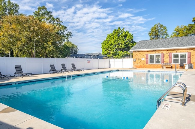 Cherry Court Apartments in Greenville, NC - Building Photo - Building Photo