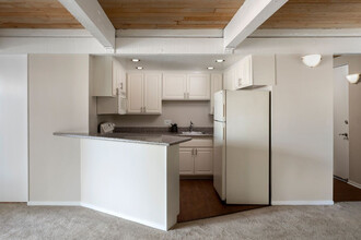 Crystal Springs Terrace in San Bruno, CA - Building Photo - Building Photo