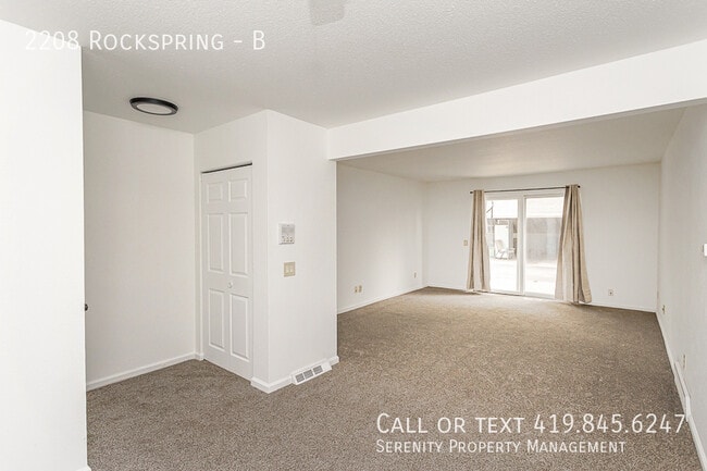 2208 Rockspring Rd in Toledo, OH - Building Photo - Building Photo