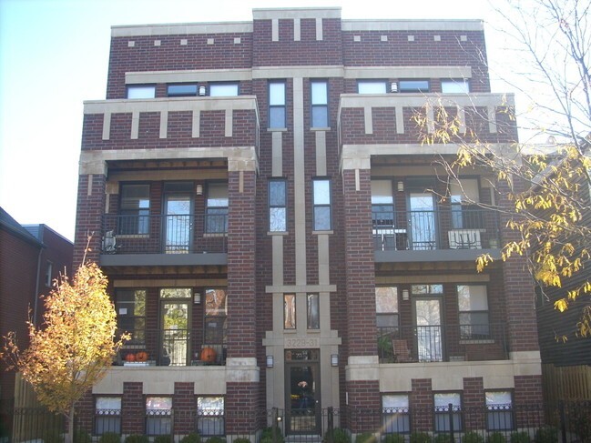 3229 N Kenmore Ave, Unit 2 in Chicago, IL - Foto de edificio