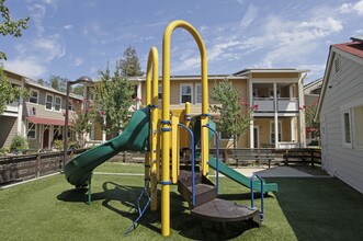 Foss Creek Court in Healdsburg, CA - Building Photo - Building Photo