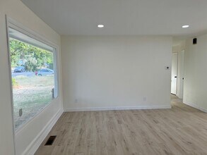 430 SE 153rd Ave in Portland, OR - Foto de edificio - Building Photo