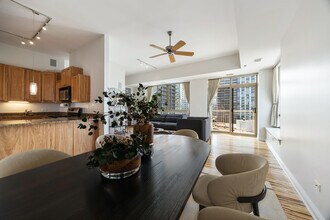 230 W Division St in Chicago, IL - Building Photo - Building Photo