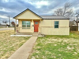 955 S 11th St in Slaton, TX - Building Photo